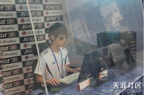 戴3D眼镜玩3D版游戏感觉超棒