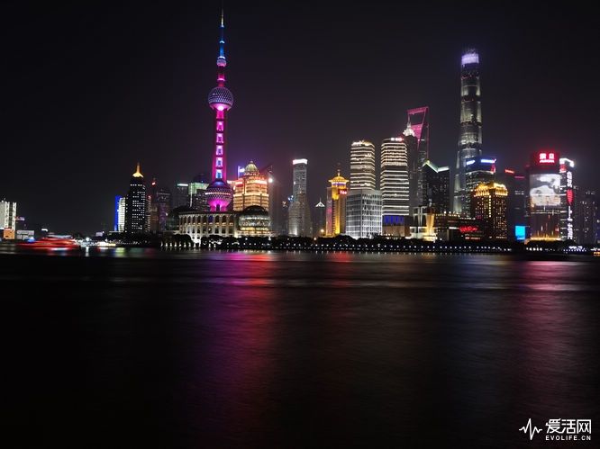 华为手机照夜景华为手机夜景光一道