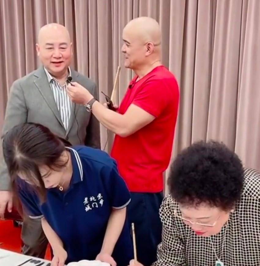 小苹果绘画版视频:“唐僧”迟重瑞陪首富老婆绘画，赞陈丽华自成一派，俩人打扮富贵