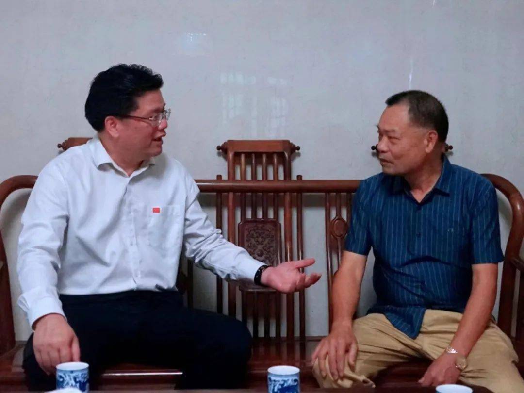 手机壁纸动图:黎沛荣率队慰问老干部-第2张图片-亚星国际官网