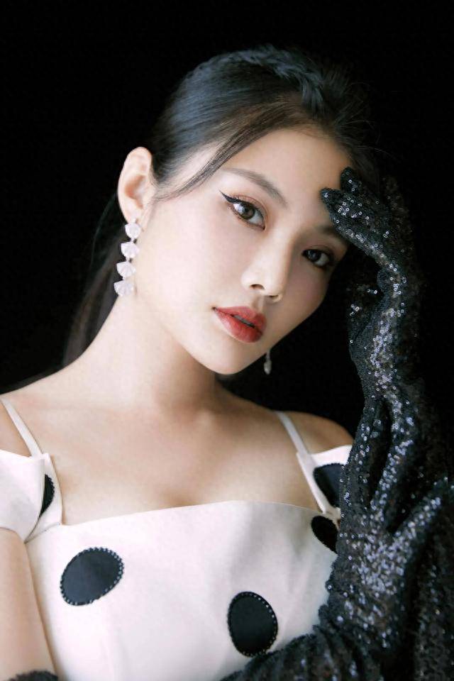 不愧是“椰树女神”！33岁徐冬冬，网友：谁看谁不迷糊？-第3张图片-亚星国际官网